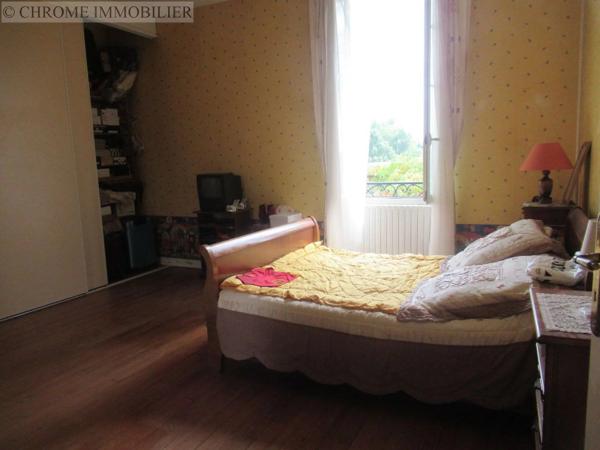 Vente                                                      Maison
                        
                     9 pièces                      290 m2                     à Casteljaloux