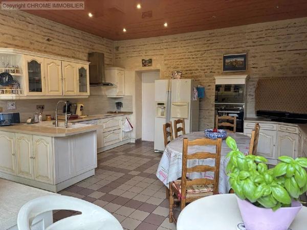 Vente                                                      Maison
                        
                     9 pièces                      290 m2                     à Casteljaloux