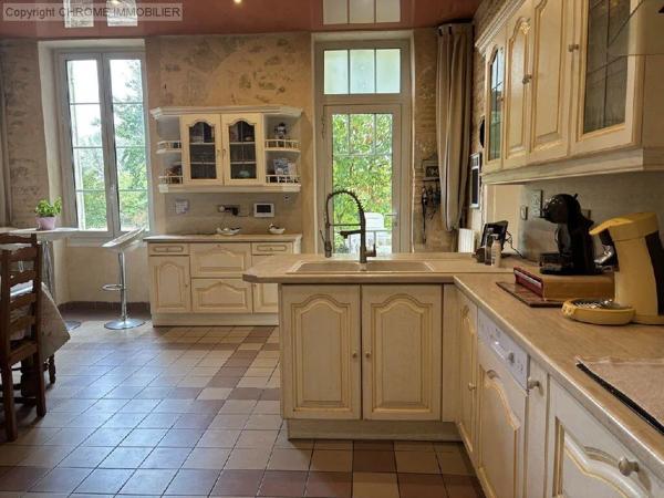 Vente                                                      Maison
                        
                     9 pièces                      290 m2                     à Casteljaloux