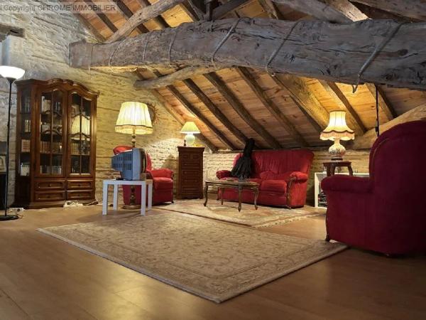 Vente                                                      Maison
                        
                     9 pièces                      290 m2                     à Casteljaloux