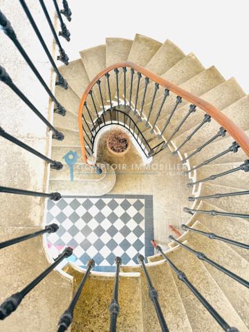 Propriete
                                                                                                                                                                                                                                                                                                                        7 pièce(s)                                                                                                                                                                                                          4 chambre(s)                                                                                                                                                                                                          264  m²