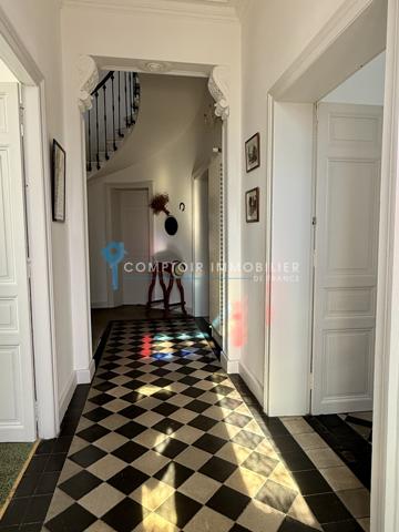 Propriete
                                                                                                                                                                                                                                                                                                                        7 pièce(s)                                                                                                                                                                                                          4 chambre(s)                                                                                                                                                                                                          264  m²