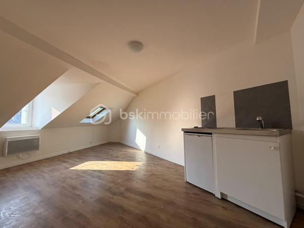 Immeuble de rapport – 7 logements – Le Mans Gare – 415 000 €

Un dossier complet est disponible sur simple demande avant toute visite  : diagnostics techniques, vidéo et photos suplementaires du logement ainsi que l’ensemble des documents relatifs à l’immeuble. Une transparence totale pour un projet d’achat sécurisé.

À seulement 2 minutes à pied de la gare du Mans à coté de plusieurs écoles privés ( communication etc )  et à proximité immédiate du tramway, découvrez cet immeuble de rapport entièrement libre de toute occupation, idéal pour un investisseur souhaitant constituer ou développer son patrimoine.

D’une superficie d’environ 142 m², l’immeuble se compose de 7 logements répartis sur trois niveaux :

Rdc
10,82 M2 DPE D
16,24 M2 DPE E
19,14 M2 DPE D 

1er
28,33 M2 DPE C 
27,59 M2 DPE E 

2eme 
25,77 M2 au sol 20,01 M2 habitable DPE D 
21,82 M2 DPE F  

Tf 2516€

Rez-de-chaussée :

* Une entrée commune avec dégagement, couloir, placard et escalier.
* Trois studios, chacun comprenant une pièce principale et une salle d’eau avec WC.

1er étage :

* Deux appartements de type T2, composés d’une cuisine, d’une pièce principale et d’une salle d’eau avec WC (dont un avec WC indépendant).

2e étage :

* Deux studios comprenant chacun une pièce principale et une salle d’eau avec WC.

Les atouts de ce bien :

* Immeuble entièrement vacant, idéal pour choisir librement votre stratégie locative.
* Chauffage électrique individuel - compteurs électriques individuels 
* Aucun gros travaux à prévoir.
* Un simple rafraîchissement des parties communes est à envisager.
* Secteur recherché, à proximité immédiate des transports, commerces et de la gare.

Cet immeuble représente une belle opportunité d’investissement,

Prix : 415 000 €
Taxe foncière : 2516 euros 
Loyers envisageable : 3100 euros sur la totalité de l’immeuble

Pour plus d’informations ou pour organiser une visite, contactez-moi.
J’accompagne mes clients, dont plusieurs disposent déjà d’un financement fiable et assuré, dans leur recherche de biens au Mans et ses alentours. Je suis également à la recherche de nouveaux biens à vendre. Je rémunère mes apporteurs d’affaires et je travaille avec un réseau d’artisans ainsi qu’un courtier en financement afin de vous accompagner dans toutes les étapes de votre projet immobilier.