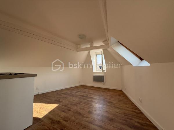 Immeuble de rapport – 7 logements – Le Mans Gare – 415 000 €

Un dossier complet est disponible sur simple demande avant toute visite  : diagnostics techniques, vidéo et photos suplementaires du logement ainsi que l’ensemble des documents relatifs à l’immeuble. Une transparence totale pour un projet d’achat sécurisé.

À seulement 2 minutes à pied de la gare du Mans à coté de plusieurs écoles privés ( communication etc )  et à proximité immédiate du tramway, découvrez cet immeuble de rapport entièrement libre de toute occupation, idéal pour un investisseur souhaitant constituer ou développer son patrimoine.

D’une superficie d’environ 142 m², l’immeuble se compose de 7 logements répartis sur trois niveaux :

Rdc
10,82 M2 DPE D
16,24 M2 DPE E
19,14 M2 DPE D 

1er
28,33 M2 DPE C 
27,59 M2 DPE E 

2eme 
25,77 M2 au sol 20,01 M2 habitable DPE D 
21,82 M2 DPE F  

Tf 2516€

Rez-de-chaussée :

* Une entrée commune avec dégagement, couloir, placard et escalier.
* Trois studios, chacun comprenant une pièce principale et une salle d’eau avec WC.

1er étage :

* Deux appartements de type T2, composés d’une cuisine, d’une pièce principale et d’une salle d’eau avec WC (dont un avec WC indépendant).

2e étage :

* Deux studios comprenant chacun une pièce principale et une salle d’eau avec WC.

Les atouts de ce bien :

* Immeuble entièrement vacant, idéal pour choisir librement votre stratégie locative.
* Chauffage électrique individuel - compteurs électriques individuels 
* Aucun gros travaux à prévoir.
* Un simple rafraîchissement des parties communes est à envisager.
* Secteur recherché, à proximité immédiate des transports, commerces et de la gare.

Cet immeuble représente une belle opportunité d’investissement,

Prix : 415 000 €
Taxe foncière : 2516 euros 
Loyers envisageable : 3100 euros sur la totalité de l’immeuble

Pour plus d’informations ou pour organiser une visite, contactez-moi.
J’accompagne mes clients, dont plusieurs disposent déjà d’un financement fiable et assuré, dans leur recherche de biens au Mans et ses alentours. Je suis également à la recherche de nouveaux biens à vendre. Je rémunère mes apporteurs d’affaires et je travaille avec un réseau d’artisans ainsi qu’un courtier en financement afin de vous accompagner dans toutes les étapes de votre projet immobilier.