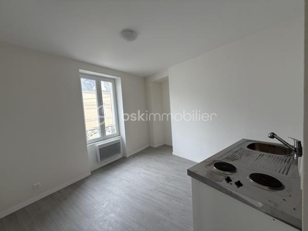 Immeuble de rapport – 7 logements – Le Mans Gare – 415 000 €

Un dossier complet est disponible sur simple demande avant toute visite  : diagnostics techniques, vidéo et photos suplementaires du logement ainsi que l’ensemble des documents relatifs à l’immeuble. Une transparence totale pour un projet d’achat sécurisé.

À seulement 2 minutes à pied de la gare du Mans à coté de plusieurs écoles privés ( communication etc )  et à proximité immédiate du tramway, découvrez cet immeuble de rapport entièrement libre de toute occupation, idéal pour un investisseur souhaitant constituer ou développer son patrimoine.

D’une superficie d’environ 142 m², l’immeuble se compose de 7 logements répartis sur trois niveaux :

Rdc
10,82 M2 DPE D
16,24 M2 DPE E
19,14 M2 DPE D 

1er
28,33 M2 DPE C 
27,59 M2 DPE E 

2eme 
25,77 M2 au sol 20,01 M2 habitable DPE D 
21,82 M2 DPE F  

Tf 2516€

Rez-de-chaussée :

* Une entrée commune avec dégagement, couloir, placard et escalier.
* Trois studios, chacun comprenant une pièce principale et une salle d’eau avec WC.

1er étage :

* Deux appartements de type T2, composés d’une cuisine, d’une pièce principale et d’une salle d’eau avec WC (dont un avec WC indépendant).

2e étage :

* Deux studios comprenant chacun une pièce principale et une salle d’eau avec WC.

Les atouts de ce bien :

* Immeuble entièrement vacant, idéal pour choisir librement votre stratégie locative.
* Chauffage électrique individuel - compteurs électriques individuels 
* Aucun gros travaux à prévoir.
* Un simple rafraîchissement des parties communes est à envisager.
* Secteur recherché, à proximité immédiate des transports, commerces et de la gare.

Cet immeuble représente une belle opportunité d’investissement,

Prix : 415 000 €
Taxe foncière : 2516 euros 
Loyers envisageable : 3100 euros sur la totalité de l’immeuble

Pour plus d’informations ou pour organiser une visite, contactez-moi.
J’accompagne mes clients, dont plusieurs disposent déjà d’un financement fiable et assuré, dans leur recherche de biens au Mans et ses alentours. Je suis également à la recherche de nouveaux biens à vendre. Je rémunère mes apporteurs d’affaires et je travaille avec un réseau d’artisans ainsi qu’un courtier en financement afin de vous accompagner dans toutes les étapes de votre projet immobilier.