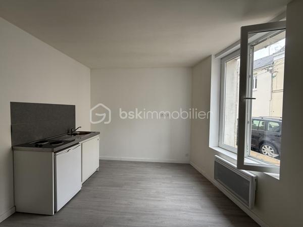Immeuble de rapport – 7 logements – Le Mans Gare – 415 000 €

Un dossier complet est disponible sur simple demande avant toute visite  : diagnostics techniques, vidéo et photos suplementaires du logement ainsi que l’ensemble des documents relatifs à l’immeuble. Une transparence totale pour un projet d’achat sécurisé.

À seulement 2 minutes à pied de la gare du Mans à coté de plusieurs écoles privés ( communication etc )  et à proximité immédiate du tramway, découvrez cet immeuble de rapport entièrement libre de toute occupation, idéal pour un investisseur souhaitant constituer ou développer son patrimoine.

D’une superficie d’environ 142 m², l’immeuble se compose de 7 logements répartis sur trois niveaux :

Rdc
10,82 M2 DPE D
16,24 M2 DPE E
19,14 M2 DPE D 

1er
28,33 M2 DPE C 
27,59 M2 DPE E 

2eme 
25,77 M2 au sol 20,01 M2 habitable DPE D 
21,82 M2 DPE F  

Tf 2516€

Rez-de-chaussée :

* Une entrée commune avec dégagement, couloir, placard et escalier.
* Trois studios, chacun comprenant une pièce principale et une salle d’eau avec WC.

1er étage :

* Deux appartements de type T2, composés d’une cuisine, d’une pièce principale et d’une salle d’eau avec WC (dont un avec WC indépendant).

2e étage :

* Deux studios comprenant chacun une pièce principale et une salle d’eau avec WC.

Les atouts de ce bien :

* Immeuble entièrement vacant, idéal pour choisir librement votre stratégie locative.
* Chauffage électrique individuel - compteurs électriques individuels 
* Aucun gros travaux à prévoir.
* Un simple rafraîchissement des parties communes est à envisager.
* Secteur recherché, à proximité immédiate des transports, commerces et de la gare.

Cet immeuble représente une belle opportunité d’investissement,

Prix : 415 000 €
Taxe foncière : 2516 euros 
Loyers envisageable : 3100 euros sur la totalité de l’immeuble

Pour plus d’informations ou pour organiser une visite, contactez-moi.
J’accompagne mes clients, dont plusieurs disposent déjà d’un financement fiable et assuré, dans leur recherche de biens au Mans et ses alentours. Je suis également à la recherche de nouveaux biens à vendre. Je rémunère mes apporteurs d’affaires et je travaille avec un réseau d’artisans ainsi qu’un courtier en financement afin de vous accompagner dans toutes les étapes de votre projet immobilier.