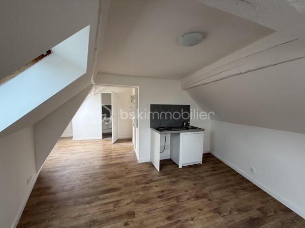 Immeuble de rapport – 7 logements – Le Mans Gare – 415 000 €

Un dossier complet est disponible sur simple demande avant toute visite  : diagnostics techniques, vidéo et photos suplementaires du logement ainsi que l’ensemble des documents relatifs à l’immeuble. Une transparence totale pour un projet d’achat sécurisé.

À seulement 2 minutes à pied de la gare du Mans à coté de plusieurs écoles privés ( communication etc )  et à proximité immédiate du tramway, découvrez cet immeuble de rapport entièrement libre de toute occupation, idéal pour un investisseur souhaitant constituer ou développer son patrimoine.

D’une superficie d’environ 142 m², l’immeuble se compose de 7 logements répartis sur trois niveaux :

Rdc
10,82 M2 DPE D
16,24 M2 DPE E
19,14 M2 DPE D 

1er
28,33 M2 DPE C 
27,59 M2 DPE E 

2eme 
25,77 M2 au sol 20,01 M2 habitable DPE D 
21,82 M2 DPE F  

Tf 2516€

Rez-de-chaussée :

* Une entrée commune avec dégagement, couloir, placard et escalier.
* Trois studios, chacun comprenant une pièce principale et une salle d’eau avec WC.

1er étage :

* Deux appartements de type T2, composés d’une cuisine, d’une pièce principale et d’une salle d’eau avec WC (dont un avec WC indépendant).

2e étage :

* Deux studios comprenant chacun une pièce principale et une salle d’eau avec WC.

Les atouts de ce bien :

* Immeuble entièrement vacant, idéal pour choisir librement votre stratégie locative.
* Chauffage électrique individuel - compteurs électriques individuels 
* Aucun gros travaux à prévoir.
* Un simple rafraîchissement des parties communes est à envisager.
* Secteur recherché, à proximité immédiate des transports, commerces et de la gare.

Cet immeuble représente une belle opportunité d’investissement,

Prix : 415 000 €
Taxe foncière : 2516 euros 
Loyers envisageable : 3100 euros sur la totalité de l’immeuble

Pour plus d’informations ou pour organiser une visite, contactez-moi.
J’accompagne mes clients, dont plusieurs disposent déjà d’un financement fiable et assuré, dans leur recherche de biens au Mans et ses alentours. Je suis également à la recherche de nouveaux biens à vendre. Je rémunère mes apporteurs d’affaires et je travaille avec un réseau d’artisans ainsi qu’un courtier en financement afin de vous accompagner dans toutes les étapes de votre projet immobilier.