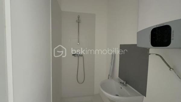 Immeuble de rapport – 7 logements – Le Mans Gare – 415 000 €

Un dossier complet est disponible sur simple demande avant toute visite  : diagnostics techniques, vidéo et photos suplementaires du logement ainsi que l’ensemble des documents relatifs à l’immeuble. Une transparence totale pour un projet d’achat sécurisé.

À seulement 2 minutes à pied de la gare du Mans à coté de plusieurs écoles privés ( communication etc )  et à proximité immédiate du tramway, découvrez cet immeuble de rapport entièrement libre de toute occupation, idéal pour un investisseur souhaitant constituer ou développer son patrimoine.

D’une superficie d’environ 142 m², l’immeuble se compose de 7 logements répartis sur trois niveaux :

Rdc
10,82 M2 DPE D
16,24 M2 DPE E
19,14 M2 DPE D 

1er
28,33 M2 DPE C 
27,59 M2 DPE E 

2eme 
25,77 M2 au sol 20,01 M2 habitable DPE D 
21,82 M2 DPE F  

Tf 2516€

Rez-de-chaussée :

* Une entrée commune avec dégagement, couloir, placard et escalier.
* Trois studios, chacun comprenant une pièce principale et une salle d’eau avec WC.

1er étage :

* Deux appartements de type T2, composés d’une cuisine, d’une pièce principale et d’une salle d’eau avec WC (dont un avec WC indépendant).

2e étage :

* Deux studios comprenant chacun une pièce principale et une salle d’eau avec WC.

Les atouts de ce bien :

* Immeuble entièrement vacant, idéal pour choisir librement votre stratégie locative.
* Chauffage électrique individuel - compteurs électriques individuels 
* Aucun gros travaux à prévoir.
* Un simple rafraîchissement des parties communes est à envisager.
* Secteur recherché, à proximité immédiate des transports, commerces et de la gare.

Cet immeuble représente une belle opportunité d’investissement,

Prix : 415 000 €
Taxe foncière : 2516 euros 
Loyers envisageable : 3100 euros sur la totalité de l’immeuble

Pour plus d’informations ou pour organiser une visite, contactez-moi.
J’accompagne mes clients, dont plusieurs disposent déjà d’un financement fiable et assuré, dans leur recherche de biens au Mans et ses alentours. Je suis également à la recherche de nouveaux biens à vendre. Je rémunère mes apporteurs d’affaires et je travaille avec un réseau d’artisans ainsi qu’un courtier en financement afin de vous accompagner dans toutes les étapes de votre projet immobilier.