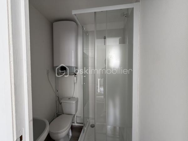 Immeuble de rapport – 7 logements – Le Mans Gare – 415 000 €

Un dossier complet est disponible sur simple demande avant toute visite  : diagnostics techniques, vidéo et photos suplementaires du logement ainsi que l’ensemble des documents relatifs à l’immeuble. Une transparence totale pour un projet d’achat sécurisé.

À seulement 2 minutes à pied de la gare du Mans à coté de plusieurs écoles privés ( communication etc )  et à proximité immédiate du tramway, découvrez cet immeuble de rapport entièrement libre de toute occupation, idéal pour un investisseur souhaitant constituer ou développer son patrimoine.

D’une superficie d’environ 142 m², l’immeuble se compose de 7 logements répartis sur trois niveaux :

Rdc
10,82 M2 DPE D
16,24 M2 DPE E
19,14 M2 DPE D 

1er
28,33 M2 DPE C 
27,59 M2 DPE E 

2eme 
25,77 M2 au sol 20,01 M2 habitable DPE D 
21,82 M2 DPE F  

Tf 2516€

Rez-de-chaussée :

* Une entrée commune avec dégagement, couloir, placard et escalier.
* Trois studios, chacun comprenant une pièce principale et une salle d’eau avec WC.

1er étage :

* Deux appartements de type T2, composés d’une cuisine, d’une pièce principale et d’une salle d’eau avec WC (dont un avec WC indépendant).

2e étage :

* Deux studios comprenant chacun une pièce principale et une salle d’eau avec WC.

Les atouts de ce bien :

* Immeuble entièrement vacant, idéal pour choisir librement votre stratégie locative.
* Chauffage électrique individuel - compteurs électriques individuels 
* Aucun gros travaux à prévoir.
* Un simple rafraîchissement des parties communes est à envisager.
* Secteur recherché, à proximité immédiate des transports, commerces et de la gare.

Cet immeuble représente une belle opportunité d’investissement,

Prix : 415 000 €
Taxe foncière : 2516 euros 
Loyers envisageable : 3100 euros sur la totalité de l’immeuble

Pour plus d’informations ou pour organiser une visite, contactez-moi.
J’accompagne mes clients, dont plusieurs disposent déjà d’un financement fiable et assuré, dans leur recherche de biens au Mans et ses alentours. Je suis également à la recherche de nouveaux biens à vendre. Je rémunère mes apporteurs d’affaires et je travaille avec un réseau d’artisans ainsi qu’un courtier en financement afin de vous accompagner dans toutes les étapes de votre projet immobilier.