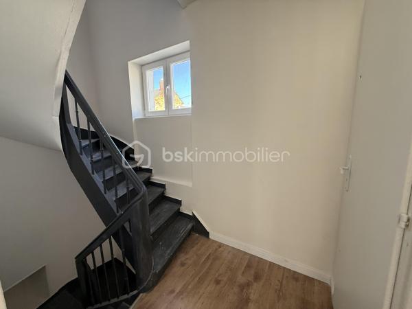 Immeuble de rapport – 7 logements – Le Mans Gare – 415 000 €

Un dossier complet est disponible sur simple demande avant toute visite  : diagnostics techniques, vidéo et photos suplementaires du logement ainsi que l’ensemble des documents relatifs à l’immeuble. Une transparence totale pour un projet d’achat sécurisé.

À seulement 2 minutes à pied de la gare du Mans à coté de plusieurs écoles privés ( communication etc )  et à proximité immédiate du tramway, découvrez cet immeuble de rapport entièrement libre de toute occupation, idéal pour un investisseur souhaitant constituer ou développer son patrimoine.

D’une superficie d’environ 142 m², l’immeuble se compose de 7 logements répartis sur trois niveaux :

Rdc
10,82 M2 DPE D
16,24 M2 DPE E
19,14 M2 DPE D 

1er
28,33 M2 DPE C 
27,59 M2 DPE E 

2eme 
25,77 M2 au sol 20,01 M2 habitable DPE D 
21,82 M2 DPE F  

Tf 2516€

Rez-de-chaussée :

* Une entrée commune avec dégagement, couloir, placard et escalier.
* Trois studios, chacun comprenant une pièce principale et une salle d’eau avec WC.

1er étage :

* Deux appartements de type T2, composés d’une cuisine, d’une pièce principale et d’une salle d’eau avec WC (dont un avec WC indépendant).

2e étage :

* Deux studios comprenant chacun une pièce principale et une salle d’eau avec WC.

Les atouts de ce bien :

* Immeuble entièrement vacant, idéal pour choisir librement votre stratégie locative.
* Chauffage électrique individuel - compteurs électriques individuels 
* Aucun gros travaux à prévoir.
* Un simple rafraîchissement des parties communes est à envisager.
* Secteur recherché, à proximité immédiate des transports, commerces et de la gare.

Cet immeuble représente une belle opportunité d’investissement,

Prix : 415 000 €
Taxe foncière : 2516 euros 
Loyers envisageable : 3100 euros sur la totalité de l’immeuble

Pour plus d’informations ou pour organiser une visite, contactez-moi.
J’accompagne mes clients, dont plusieurs disposent déjà d’un financement fiable et assuré, dans leur recherche de biens au Mans et ses alentours. Je suis également à la recherche de nouveaux biens à vendre. Je rémunère mes apporteurs d’affaires et je travaille avec un réseau d’artisans ainsi qu’un courtier en financement afin de vous accompagner dans toutes les étapes de votre projet immobilier.