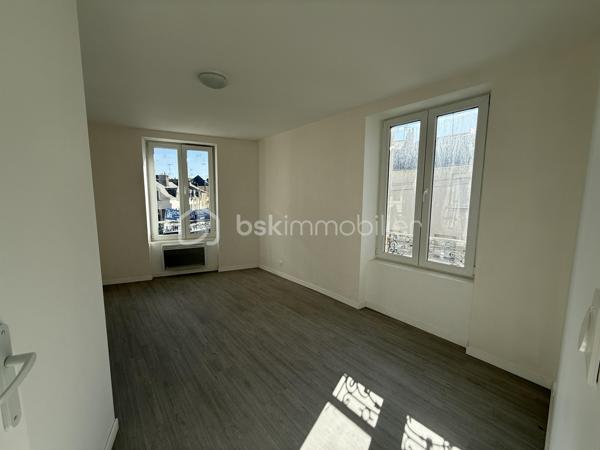 Immeuble de rapport – 7 logements – Le Mans Gare – 415 000 €

Un dossier complet est disponible sur simple demande avant toute visite  : diagnostics techniques, vidéo et photos suplementaires du logement ainsi que l’ensemble des documents relatifs à l’immeuble. Une transparence totale pour un projet d’achat sécurisé.

À seulement 2 minutes à pied de la gare du Mans à coté de plusieurs écoles privés ( communication etc )  et à proximité immédiate du tramway, découvrez cet immeuble de rapport entièrement libre de toute occupation, idéal pour un investisseur souhaitant constituer ou développer son patrimoine.

D’une superficie d’environ 142 m², l’immeuble se compose de 7 logements répartis sur trois niveaux :

Rdc
10,82 M2 DPE D
16,24 M2 DPE E
19,14 M2 DPE D 

1er
28,33 M2 DPE C 
27,59 M2 DPE E 

2eme 
25,77 M2 au sol 20,01 M2 habitable DPE D 
21,82 M2 DPE F  

Tf 2516€

Rez-de-chaussée :

* Une entrée commune avec dégagement, couloir, placard et escalier.
* Trois studios, chacun comprenant une pièce principale et une salle d’eau avec WC.

1er étage :

* Deux appartements de type T2, composés d’une cuisine, d’une pièce principale et d’une salle d’eau avec WC (dont un avec WC indépendant).

2e étage :

* Deux studios comprenant chacun une pièce principale et une salle d’eau avec WC.

Les atouts de ce bien :

* Immeuble entièrement vacant, idéal pour choisir librement votre stratégie locative.
* Chauffage électrique individuel - compteurs électriques individuels 
* Aucun gros travaux à prévoir.
* Un simple rafraîchissement des parties communes est à envisager.
* Secteur recherché, à proximité immédiate des transports, commerces et de la gare.

Cet immeuble représente une belle opportunité d’investissement,

Prix : 415 000 €
Taxe foncière : 2516 euros 
Loyers envisageable : 3100 euros sur la totalité de l’immeuble

Pour plus d’informations ou pour organiser une visite, contactez-moi.
J’accompagne mes clients, dont plusieurs disposent déjà d’un financement fiable et assuré, dans leur recherche de biens au Mans et ses alentours. Je suis également à la recherche de nouveaux biens à vendre. Je rémunère mes apporteurs d’affaires et je travaille avec un réseau d’artisans ainsi qu’un courtier en financement afin de vous accompagner dans toutes les étapes de votre projet immobilier.