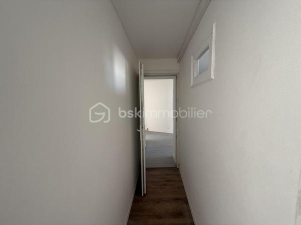 Immeuble de rapport – 7 logements – Le Mans Gare – 415 000 €

Un dossier complet est disponible sur simple demande avant toute visite  : diagnostics techniques, vidéo et photos suplementaires du logement ainsi que l’ensemble des documents relatifs à l’immeuble. Une transparence totale pour un projet d’achat sécurisé.

À seulement 2 minutes à pied de la gare du Mans à coté de plusieurs écoles privés ( communication etc )  et à proximité immédiate du tramway, découvrez cet immeuble de rapport entièrement libre de toute occupation, idéal pour un investisseur souhaitant constituer ou développer son patrimoine.

D’une superficie d’environ 142 m², l’immeuble se compose de 7 logements répartis sur trois niveaux :

Rdc
10,82 M2 DPE D
16,24 M2 DPE E
19,14 M2 DPE D 

1er
28,33 M2 DPE C 
27,59 M2 DPE E 

2eme 
25,77 M2 au sol 20,01 M2 habitable DPE D 
21,82 M2 DPE F  

Tf 2516€

Rez-de-chaussée :

* Une entrée commune avec dégagement, couloir, placard et escalier.
* Trois studios, chacun comprenant une pièce principale et une salle d’eau avec WC.

1er étage :

* Deux appartements de type T2, composés d’une cuisine, d’une pièce principale et d’une salle d’eau avec WC (dont un avec WC indépendant).

2e étage :

* Deux studios comprenant chacun une pièce principale et une salle d’eau avec WC.

Les atouts de ce bien :

* Immeuble entièrement vacant, idéal pour choisir librement votre stratégie locative.
* Chauffage électrique individuel - compteurs électriques individuels 
* Aucun gros travaux à prévoir.
* Un simple rafraîchissement des parties communes est à envisager.
* Secteur recherché, à proximité immédiate des transports, commerces et de la gare.

Cet immeuble représente une belle opportunité d’investissement,

Prix : 415 000 €
Taxe foncière : 2516 euros 
Loyers envisageable : 3100 euros sur la totalité de l’immeuble

Pour plus d’informations ou pour organiser une visite, contactez-moi.
J’accompagne mes clients, dont plusieurs disposent déjà d’un financement fiable et assuré, dans leur recherche de biens au Mans et ses alentours. Je suis également à la recherche de nouveaux biens à vendre. Je rémunère mes apporteurs d’affaires et je travaille avec un réseau d’artisans ainsi qu’un courtier en financement afin de vous accompagner dans toutes les étapes de votre projet immobilier.