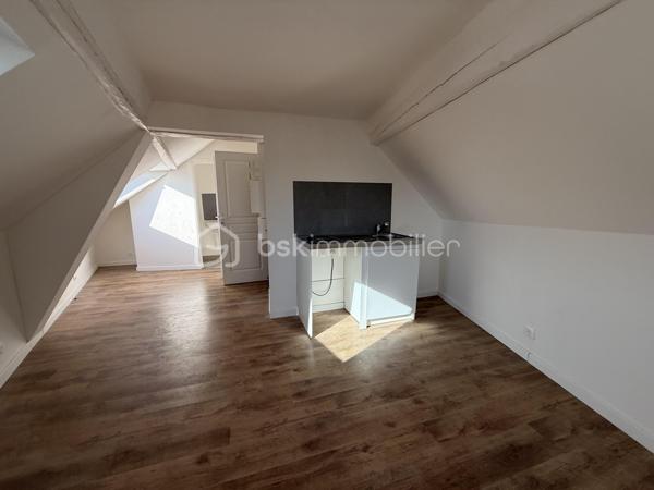 Immeuble de rapport – 7 logements – Le Mans Gare – 415 000 €

Un dossier complet est disponible sur simple demande avant toute visite  : diagnostics techniques, vidéo et photos suplementaires du logement ainsi que l’ensemble des documents relatifs à l’immeuble. Une transparence totale pour un projet d’achat sécurisé.

À seulement 2 minutes à pied de la gare du Mans à coté de plusieurs écoles privés ( communication etc )  et à proximité immédiate du tramway, découvrez cet immeuble de rapport entièrement libre de toute occupation, idéal pour un investisseur souhaitant constituer ou développer son patrimoine.

D’une superficie d’environ 142 m², l’immeuble se compose de 7 logements répartis sur trois niveaux :

Rdc
10,82 M2 DPE D
16,24 M2 DPE E
19,14 M2 DPE D 

1er
28,33 M2 DPE C 
27,59 M2 DPE E 

2eme 
25,77 M2 au sol 20,01 M2 habitable DPE D 
21,82 M2 DPE F  

Tf 2516€

Rez-de-chaussée :

* Une entrée commune avec dégagement, couloir, placard et escalier.
* Trois studios, chacun comprenant une pièce principale et une salle d’eau avec WC.

1er étage :

* Deux appartements de type T2, composés d’une cuisine, d’une pièce principale et d’une salle d’eau avec WC (dont un avec WC indépendant).

2e étage :

* Deux studios comprenant chacun une pièce principale et une salle d’eau avec WC.

Les atouts de ce bien :

* Immeuble entièrement vacant, idéal pour choisir librement votre stratégie locative.
* Chauffage électrique individuel - compteurs électriques individuels 
* Aucun gros travaux à prévoir.
* Un simple rafraîchissement des parties communes est à envisager.
* Secteur recherché, à proximité immédiate des transports, commerces et de la gare.

Cet immeuble représente une belle opportunité d’investissement,

Prix : 415 000 €
Taxe foncière : 2516 euros 
Loyers envisageable : 3100 euros sur la totalité de l’immeuble

Pour plus d’informations ou pour organiser une visite, contactez-moi.
J’accompagne mes clients, dont plusieurs disposent déjà d’un financement fiable et assuré, dans leur recherche de biens au Mans et ses alentours. Je suis également à la recherche de nouveaux biens à vendre. Je rémunère mes apporteurs d’affaires et je travaille avec un réseau d’artisans ainsi qu’un courtier en financement afin de vous accompagner dans toutes les étapes de votre projet immobilier.