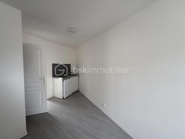 Immeuble de rapport – 7 logements – Le Mans Gare – 415 000 €

Un dossier complet est disponible sur simple demande avant toute visite  : diagnostics techniques, vidéo et photos suplementaires du logement ainsi que l’ensemble des documents relatifs à l’immeuble. Une transparence totale pour un projet d’achat sécurisé.

À seulement 2 minutes à pied de la gare du Mans à coté de plusieurs écoles privés ( communication etc )  et à proximité immédiate du tramway, découvrez cet immeuble de rapport entièrement libre de toute occupation, idéal pour un investisseur souhaitant constituer ou développer son patrimoine.

D’une superficie d’environ 142 m², l’immeuble se compose de 7 logements répartis sur trois niveaux :

Rdc
10,82 M2 DPE D
16,24 M2 DPE E
19,14 M2 DPE D 

1er
28,33 M2 DPE C 
27,59 M2 DPE E 

2eme 
25,77 M2 au sol 20,01 M2 habitable DPE D 
21,82 M2 DPE F  

Tf 2516€

Rez-de-chaussée :

* Une entrée commune avec dégagement, couloir, placard et escalier.
* Trois studios, chacun comprenant une pièce principale et une salle d’eau avec WC.

1er étage :

* Deux appartements de type T2, composés d’une cuisine, d’une pièce principale et d’une salle d’eau avec WC (dont un avec WC indépendant).

2e étage :

* Deux studios comprenant chacun une pièce principale et une salle d’eau avec WC.

Les atouts de ce bien :

* Immeuble entièrement vacant, idéal pour choisir librement votre stratégie locative.
* Chauffage électrique individuel - compteurs électriques individuels 
* Aucun gros travaux à prévoir.
* Un simple rafraîchissement des parties communes est à envisager.
* Secteur recherché, à proximité immédiate des transports, commerces et de la gare.

Cet immeuble représente une belle opportunité d’investissement,

Prix : 415 000 €
Taxe foncière : 2516 euros 
Loyers envisageable : 3100 euros sur la totalité de l’immeuble

Pour plus d’informations ou pour organiser une visite, contactez-moi.
J’accompagne mes clients, dont plusieurs disposent déjà d’un financement fiable et assuré, dans leur recherche de biens au Mans et ses alentours. Je suis également à la recherche de nouveaux biens à vendre. Je rémunère mes apporteurs d’affaires et je travaille avec un réseau d’artisans ainsi qu’un courtier en financement afin de vous accompagner dans toutes les étapes de votre projet immobilier.