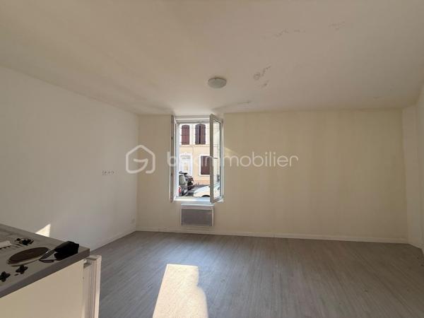 Immeuble de rapport – 7 logements – Le Mans Gare – 415 000 €

Un dossier complet est disponible sur simple demande avant toute visite  : diagnostics techniques, vidéo et photos suplementaires du logement ainsi que l’ensemble des documents relatifs à l’immeuble. Une transparence totale pour un projet d’achat sécurisé.

À seulement 2 minutes à pied de la gare du Mans à coté de plusieurs écoles privés ( communication etc )  et à proximité immédiate du tramway, découvrez cet immeuble de rapport entièrement libre de toute occupation, idéal pour un investisseur souhaitant constituer ou développer son patrimoine.

D’une superficie d’environ 142 m², l’immeuble se compose de 7 logements répartis sur trois niveaux :

Rdc
10,82 M2 DPE D
16,24 M2 DPE E
19,14 M2 DPE D 

1er
28,33 M2 DPE C 
27,59 M2 DPE E 

2eme 
25,77 M2 au sol 20,01 M2 habitable DPE D 
21,82 M2 DPE F  

Tf 2516€

Rez-de-chaussée :

* Une entrée commune avec dégagement, couloir, placard et escalier.
* Trois studios, chacun comprenant une pièce principale et une salle d’eau avec WC.

1er étage :

* Deux appartements de type T2, composés d’une cuisine, d’une pièce principale et d’une salle d’eau avec WC (dont un avec WC indépendant).

2e étage :

* Deux studios comprenant chacun une pièce principale et une salle d’eau avec WC.

Les atouts de ce bien :

* Immeuble entièrement vacant, idéal pour choisir librement votre stratégie locative.
* Chauffage électrique individuel - compteurs électriques individuels 
* Aucun gros travaux à prévoir.
* Un simple rafraîchissement des parties communes est à envisager.
* Secteur recherché, à proximité immédiate des transports, commerces et de la gare.

Cet immeuble représente une belle opportunité d’investissement,

Prix : 415 000 €
Taxe foncière : 2516 euros 
Loyers envisageable : 3100 euros sur la totalité de l’immeuble

Pour plus d’informations ou pour organiser une visite, contactez-moi.
J’accompagne mes clients, dont plusieurs disposent déjà d’un financement fiable et assuré, dans leur recherche de biens au Mans et ses alentours. Je suis également à la recherche de nouveaux biens à vendre. Je rémunère mes apporteurs d’affaires et je travaille avec un réseau d’artisans ainsi qu’un courtier en financement afin de vous accompagner dans toutes les étapes de votre projet immobilier.