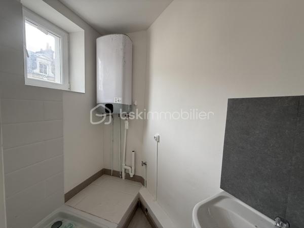 Immeuble de rapport – 7 logements – Le Mans Gare – 415 000 €

Un dossier complet est disponible sur simple demande avant toute visite  : diagnostics techniques, vidéo et photos suplementaires du logement ainsi que l’ensemble des documents relatifs à l’immeuble. Une transparence totale pour un projet d’achat sécurisé.

À seulement 2 minutes à pied de la gare du Mans à coté de plusieurs écoles privés ( communication etc )  et à proximité immédiate du tramway, découvrez cet immeuble de rapport entièrement libre de toute occupation, idéal pour un investisseur souhaitant constituer ou développer son patrimoine.

D’une superficie d’environ 142 m², l’immeuble se compose de 7 logements répartis sur trois niveaux :

Rdc
10,82 M2 DPE D
16,24 M2 DPE E
19,14 M2 DPE D 

1er
28,33 M2 DPE C 
27,59 M2 DPE E 

2eme 
25,77 M2 au sol 20,01 M2 habitable DPE D 
21,82 M2 DPE F  

Tf 2516€

Rez-de-chaussée :

* Une entrée commune avec dégagement, couloir, placard et escalier.
* Trois studios, chacun comprenant une pièce principale et une salle d’eau avec WC.

1er étage :

* Deux appartements de type T2, composés d’une cuisine, d’une pièce principale et d’une salle d’eau avec WC (dont un avec WC indépendant).

2e étage :

* Deux studios comprenant chacun une pièce principale et une salle d’eau avec WC.

Les atouts de ce bien :

* Immeuble entièrement vacant, idéal pour choisir librement votre stratégie locative.
* Chauffage électrique individuel - compteurs électriques individuels 
* Aucun gros travaux à prévoir.
* Un simple rafraîchissement des parties communes est à envisager.
* Secteur recherché, à proximité immédiate des transports, commerces et de la gare.

Cet immeuble représente une belle opportunité d’investissement,

Prix : 415 000 €
Taxe foncière : 2516 euros 
Loyers envisageable : 3100 euros sur la totalité de l’immeuble

Pour plus d’informations ou pour organiser une visite, contactez-moi.
J’accompagne mes clients, dont plusieurs disposent déjà d’un financement fiable et assuré, dans leur recherche de biens au Mans et ses alentours. Je suis également à la recherche de nouveaux biens à vendre. Je rémunère mes apporteurs d’affaires et je travaille avec un réseau d’artisans ainsi qu’un courtier en financement afin de vous accompagner dans toutes les étapes de votre projet immobilier.