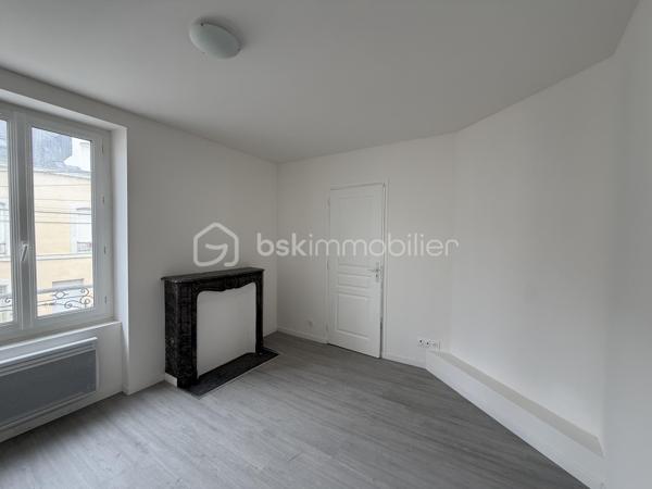 Immeuble de rapport – 7 logements – Le Mans Gare – 415 000 €

Un dossier complet est disponible sur simple demande avant toute visite  : diagnostics techniques, vidéo et photos suplementaires du logement ainsi que l’ensemble des documents relatifs à l’immeuble. Une transparence totale pour un projet d’achat sécurisé.

À seulement 2 minutes à pied de la gare du Mans à coté de plusieurs écoles privés ( communication etc )  et à proximité immédiate du tramway, découvrez cet immeuble de rapport entièrement libre de toute occupation, idéal pour un investisseur souhaitant constituer ou développer son patrimoine.

D’une superficie d’environ 142 m², l’immeuble se compose de 7 logements répartis sur trois niveaux :

Rdc
10,82 M2 DPE D
16,24 M2 DPE E
19,14 M2 DPE D 

1er
28,33 M2 DPE C 
27,59 M2 DPE E 

2eme 
25,77 M2 au sol 20,01 M2 habitable DPE D 
21,82 M2 DPE F  

Tf 2516€

Rez-de-chaussée :

* Une entrée commune avec dégagement, couloir, placard et escalier.
* Trois studios, chacun comprenant une pièce principale et une salle d’eau avec WC.

1er étage :

* Deux appartements de type T2, composés d’une cuisine, d’une pièce principale et d’une salle d’eau avec WC (dont un avec WC indépendant).

2e étage :

* Deux studios comprenant chacun une pièce principale et une salle d’eau avec WC.

Les atouts de ce bien :

* Immeuble entièrement vacant, idéal pour choisir librement votre stratégie locative.
* Chauffage électrique individuel - compteurs électriques individuels 
* Aucun gros travaux à prévoir.
* Un simple rafraîchissement des parties communes est à envisager.
* Secteur recherché, à proximité immédiate des transports, commerces et de la gare.

Cet immeuble représente une belle opportunité d’investissement,

Prix : 415 000 €
Taxe foncière : 2516 euros 
Loyers envisageable : 3100 euros sur la totalité de l’immeuble

Pour plus d’informations ou pour organiser une visite, contactez-moi.
J’accompagne mes clients, dont plusieurs disposent déjà d’un financement fiable et assuré, dans leur recherche de biens au Mans et ses alentours. Je suis également à la recherche de nouveaux biens à vendre. Je rémunère mes apporteurs d’affaires et je travaille avec un réseau d’artisans ainsi qu’un courtier en financement afin de vous accompagner dans toutes les étapes de votre projet immobilier.