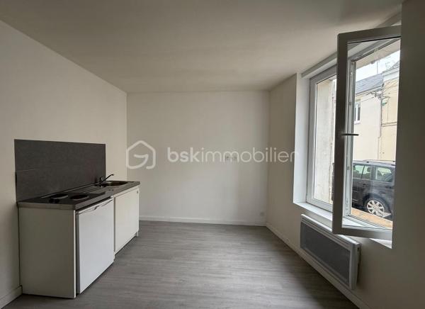 Immeuble de rapport – 7 logements – Le Mans Gare – 415 000 €

Un dossier complet est disponible sur simple demande avant toute visite  : diagnostics techniques, vidéo et photos suplementaires du logement ainsi que l’ensemble des documents relatifs à l’immeuble. Une transparence totale pour un projet d’achat sécurisé.

À seulement 2 minutes à pied de la gare du Mans à coté de plusieurs écoles privés ( communication etc )  et à proximité immédiate du tramway, découvrez cet immeuble de rapport entièrement libre de toute occupation, idéal pour un investisseur souhaitant constituer ou développer son patrimoine.

D’une superficie d’environ 142 m², l’immeuble se compose de 7 logements répartis sur trois niveaux :

Rdc
10,82 M2 DPE D
16,24 M2 DPE E
19,14 M2 DPE D 

1er
28,33 M2 DPE C 
27,59 M2 DPE E 

2eme 
25,77 M2 au sol 20,01 M2 habitable DPE D 
21,82 M2 DPE F  

Tf 2516€

Rez-de-chaussée :

* Une entrée commune avec dégagement, couloir, placard et escalier.
* Trois studios, chacun comprenant une pièce principale et une salle d’eau avec WC.

1er étage :

* Deux appartements de type T2, composés d’une cuisine, d’une pièce principale et d’une salle d’eau avec WC (dont un avec WC indépendant).

2e étage :

* Deux studios comprenant chacun une pièce principale et une salle d’eau avec WC.

Les atouts de ce bien :

* Immeuble entièrement vacant, idéal pour choisir librement votre stratégie locative.
* Chauffage électrique individuel - compteurs électriques individuels 
* Aucun gros travaux à prévoir.
* Un simple rafraîchissement des parties communes est à envisager.
* Secteur recherché, à proximité immédiate des transports, commerces et de la gare.

Cet immeuble représente une belle opportunité d’investissement,

Prix : 415 000 €
Taxe foncière : 2516 euros 
Loyers envisageable : 3100 euros sur la totalité de l’immeuble

Pour plus d’informations ou pour organiser une visite, contactez-moi.
J’accompagne mes clients, dont plusieurs disposent déjà d’un financement fiable et assuré, dans leur recherche de biens au Mans et ses alentours. Je suis également à la recherche de nouveaux biens à vendre. Je rémunère mes apporteurs d’affaires et je travaille avec un réseau d’artisans ainsi qu’un courtier en financement afin de vous accompagner dans toutes les étapes de votre projet immobilier.