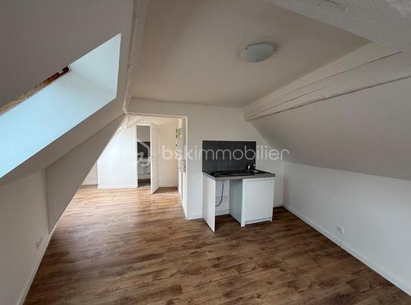 Immeuble de rapport – 7 logements – Le Mans Gare – 415 000 €

Un dossier complet est disponible sur simple demande avant toute visite  : diagnostics techniques, vidéo et photos suplementaires du logement ainsi que l’ensemble des documents relatifs à l’immeuble. Une transparence totale pour un projet d’achat sécurisé.

À seulement 2 minutes à pied de la gare du Mans à coté de plusieurs écoles privés ( communication etc )  et à proximité immédiate du tramway, découvrez cet immeuble de rapport entièrement libre de toute occupation, idéal pour un investisseur souhaitant constituer ou développer son patrimoine.

D’une superficie d’environ 142 m², l’immeuble se compose de 7 logements répartis sur trois niveaux :

Rdc
10,82 M2 DPE D
16,24 M2 DPE E
19,14 M2 DPE D 

1er
28,33 M2 DPE C 
27,59 M2 DPE E 

2eme 
25,77 M2 au sol 20,01 M2 habitable DPE D 
21,82 M2 DPE F  

Tf 2516€

Rez-de-chaussée :

* Une entrée commune avec dégagement, couloir, placard et escalier.
* Trois studios, chacun comprenant une pièce principale et une salle d’eau avec WC.

1er étage :

* Deux appartements de type T2, composés d’une cuisine, d’une pièce principale et d’une salle d’eau avec WC (dont un avec WC indépendant).

2e étage :

* Deux studios comprenant chacun une pièce principale et une salle d’eau avec WC.

Les atouts de ce bien :

* Immeuble entièrement vacant, idéal pour choisir librement votre stratégie locative.
* Chauffage électrique individuel - compteurs électriques individuels 
* Aucun gros travaux à prévoir.
* Un simple rafraîchissement des parties communes est à envisager.
* Secteur recherché, à proximité immédiate des transports, commerces et de la gare.

Cet immeuble représente une belle opportunité d’investissement,

Prix : 415 000 €
Taxe foncière : 2516 euros 
Loyers envisageable : 3100 euros sur la totalité de l’immeuble

Pour plus d’informations ou pour organiser une visite, contactez-moi.
J’accompagne mes clients, dont plusieurs disposent déjà d’un financement fiable et assuré, dans leur recherche de biens au Mans et ses alentours. Je suis également à la recherche de nouveaux biens à vendre. Je rémunère mes apporteurs d’affaires et je travaille avec un réseau d’artisans ainsi qu’un courtier en financement afin de vous accompagner dans toutes les étapes de votre projet immobilier.