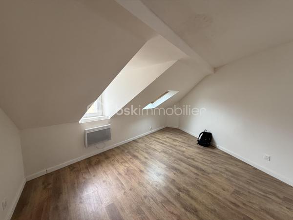 Immeuble de rapport – 7 logements – Le Mans Gare – 415 000 €

Un dossier complet est disponible sur simple demande avant toute visite  : diagnostics techniques, vidéo et photos suplementaires du logement ainsi que l’ensemble des documents relatifs à l’immeuble. Une transparence totale pour un projet d’achat sécurisé.

À seulement 2 minutes à pied de la gare du Mans à coté de plusieurs écoles privés ( communication etc )  et à proximité immédiate du tramway, découvrez cet immeuble de rapport entièrement libre de toute occupation, idéal pour un investisseur souhaitant constituer ou développer son patrimoine.

D’une superficie d’environ 142 m², l’immeuble se compose de 7 logements répartis sur trois niveaux :

Rdc
10,82 M2 DPE D
16,24 M2 DPE E
19,14 M2 DPE D 

1er
28,33 M2 DPE C 
27,59 M2 DPE E 

2eme 
25,77 M2 au sol 20,01 M2 habitable DPE D 
21,82 M2 DPE F  

Tf 2516€

Rez-de-chaussée :

* Une entrée commune avec dégagement, couloir, placard et escalier.
* Trois studios, chacun comprenant une pièce principale et une salle d’eau avec WC.

1er étage :

* Deux appartements de type T2, composés d’une cuisine, d’une pièce principale et d’une salle d’eau avec WC (dont un avec WC indépendant).

2e étage :

* Deux studios comprenant chacun une pièce principale et une salle d’eau avec WC.

Les atouts de ce bien :

* Immeuble entièrement vacant, idéal pour choisir librement votre stratégie locative.
* Chauffage électrique individuel - compteurs électriques individuels 
* Aucun gros travaux à prévoir.
* Un simple rafraîchissement des parties communes est à envisager.
* Secteur recherché, à proximité immédiate des transports, commerces et de la gare.

Cet immeuble représente une belle opportunité d’investissement,

Prix : 415 000 €
Taxe foncière : 2516 euros 
Loyers envisageable : 3100 euros sur la totalité de l’immeuble

Pour plus d’informations ou pour organiser une visite, contactez-moi.
J’accompagne mes clients, dont plusieurs disposent déjà d’un financement fiable et assuré, dans leur recherche de biens au Mans et ses alentours. Je suis également à la recherche de nouveaux biens à vendre. Je rémunère mes apporteurs d’affaires et je travaille avec un réseau d’artisans ainsi qu’un courtier en financement afin de vous accompagner dans toutes les étapes de votre projet immobilier.