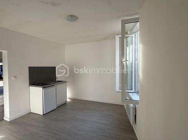 Immeuble de rapport – 7 logements – Le Mans Gare – 415 000 €

Un dossier complet est disponible sur simple demande avant toute visite  : diagnostics techniques, vidéo et photos suplementaires du logement ainsi que l’ensemble des documents relatifs à l’immeuble. Une transparence totale pour un projet d’achat sécurisé.

À seulement 2 minutes à pied de la gare du Mans à coté de plusieurs écoles privés ( communication etc )  et à proximité immédiate du tramway, découvrez cet immeuble de rapport entièrement libre de toute occupation, idéal pour un investisseur souhaitant constituer ou développer son patrimoine.

D’une superficie d’environ 142 m², l’immeuble se compose de 7 logements répartis sur trois niveaux :

Rdc
10,82 M2 DPE D
16,24 M2 DPE E
19,14 M2 DPE D 

1er
28,33 M2 DPE C 
27,59 M2 DPE E 

2eme 
25,77 M2 au sol 20,01 M2 habitable DPE D 
21,82 M2 DPE F  

Tf 2516€

Rez-de-chaussée :

* Une entrée commune avec dégagement, couloir, placard et escalier.
* Trois studios, chacun comprenant une pièce principale et une salle d’eau avec WC.

1er étage :

* Deux appartements de type T2, composés d’une cuisine, d’une pièce principale et d’une salle d’eau avec WC (dont un avec WC indépendant).

2e étage :

* Deux studios comprenant chacun une pièce principale et une salle d’eau avec WC.

Les atouts de ce bien :

* Immeuble entièrement vacant, idéal pour choisir librement votre stratégie locative.
* Chauffage électrique individuel - compteurs électriques individuels 
* Aucun gros travaux à prévoir.
* Un simple rafraîchissement des parties communes est à envisager.
* Secteur recherché, à proximité immédiate des transports, commerces et de la gare.

Cet immeuble représente une belle opportunité d’investissement,

Prix : 415 000 €
Taxe foncière : 2516 euros 
Loyers envisageable : 3100 euros sur la totalité de l’immeuble

Pour plus d’informations ou pour organiser une visite, contactez-moi.
J’accompagne mes clients, dont plusieurs disposent déjà d’un financement fiable et assuré, dans leur recherche de biens au Mans et ses alentours. Je suis également à la recherche de nouveaux biens à vendre. Je rémunère mes apporteurs d’affaires et je travaille avec un réseau d’artisans ainsi qu’un courtier en financement afin de vous accompagner dans toutes les étapes de votre projet immobilier.