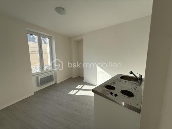 Immeuble de rapport – 7 logements – Le Mans Gare – 415 000 €

Un dossier complet est disponible sur simple demande avant toute visite  : diagnostics techniques, vidéo et photos suplementaires du logement ainsi que l’ensemble des documents relatifs à l’immeuble. Une transparence totale pour un projet d’achat sécurisé.

À seulement 2 minutes à pied de la gare du Mans à coté de plusieurs écoles privés ( communication etc )  et à proximité immédiate du tramway, découvrez cet immeuble de rapport entièrement libre de toute occupation, idéal pour un investisseur souhaitant constituer ou développer son patrimoine.

D’une superficie d’environ 142 m², l’immeuble se compose de 7 logements répartis sur trois niveaux :

Rdc
10,82 M2 DPE D
16,24 M2 DPE E
19,14 M2 DPE D 

1er
28,33 M2 DPE C 
27,59 M2 DPE E 

2eme 
25,77 M2 au sol 20,01 M2 habitable DPE D 
21,82 M2 DPE F  

Tf 2516€

Rez-de-chaussée :

* Une entrée commune avec dégagement, couloir, placard et escalier.
* Trois studios, chacun comprenant une pièce principale et une salle d’eau avec WC.

1er étage :

* Deux appartements de type T2, composés d’une cuisine, d’une pièce principale et d’une salle d’eau avec WC (dont un avec WC indépendant).

2e étage :

* Deux studios comprenant chacun une pièce principale et une salle d’eau avec WC.

Les atouts de ce bien :

* Immeuble entièrement vacant, idéal pour choisir librement votre stratégie locative.
* Chauffage électrique individuel - compteurs électriques individuels 
* Aucun gros travaux à prévoir.
* Un simple rafraîchissement des parties communes est à envisager.
* Secteur recherché, à proximité immédiate des transports, commerces et de la gare.

Cet immeuble représente une belle opportunité d’investissement,

Prix : 415 000 €
Taxe foncière : 2516 euros 
Loyers envisageable : 3100 euros sur la totalité de l’immeuble

Pour plus d’informations ou pour organiser une visite, contactez-moi.
J’accompagne mes clients, dont plusieurs disposent déjà d’un financement fiable et assuré, dans leur recherche de biens au Mans et ses alentours. Je suis également à la recherche de nouveaux biens à vendre. Je rémunère mes apporteurs d’affaires et je travaille avec un réseau d’artisans ainsi qu’un courtier en financement afin de vous accompagner dans toutes les étapes de votre projet immobilier.