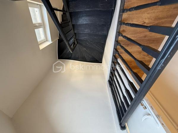Immeuble de rapport – 7 logements – Le Mans Gare – 415 000 €

Un dossier complet est disponible sur simple demande avant toute visite  : diagnostics techniques, vidéo et photos suplementaires du logement ainsi que l’ensemble des documents relatifs à l’immeuble. Une transparence totale pour un projet d’achat sécurisé.

À seulement 2 minutes à pied de la gare du Mans à coté de plusieurs écoles privés ( communication etc )  et à proximité immédiate du tramway, découvrez cet immeuble de rapport entièrement libre de toute occupation, idéal pour un investisseur souhaitant constituer ou développer son patrimoine.

D’une superficie d’environ 142 m², l’immeuble se compose de 7 logements répartis sur trois niveaux :

Rdc
10,82 M2 DPE D
16,24 M2 DPE E
19,14 M2 DPE D 

1er
28,33 M2 DPE C 
27,59 M2 DPE E 

2eme 
25,77 M2 au sol 20,01 M2 habitable DPE D 
21,82 M2 DPE F  

Tf 2516€

Rez-de-chaussée :

* Une entrée commune avec dégagement, couloir, placard et escalier.
* Trois studios, chacun comprenant une pièce principale et une salle d’eau avec WC.

1er étage :

* Deux appartements de type T2, composés d’une cuisine, d’une pièce principale et d’une salle d’eau avec WC (dont un avec WC indépendant).

2e étage :

* Deux studios comprenant chacun une pièce principale et une salle d’eau avec WC.

Les atouts de ce bien :

* Immeuble entièrement vacant, idéal pour choisir librement votre stratégie locative.
* Chauffage électrique individuel - compteurs électriques individuels 
* Aucun gros travaux à prévoir.
* Un simple rafraîchissement des parties communes est à envisager.
* Secteur recherché, à proximité immédiate des transports, commerces et de la gare.

Cet immeuble représente une belle opportunité d’investissement,

Prix : 415 000 €
Taxe foncière : 2516 euros 
Loyers envisageable : 3100 euros sur la totalité de l’immeuble

Pour plus d’informations ou pour organiser une visite, contactez-moi.
J’accompagne mes clients, dont plusieurs disposent déjà d’un financement fiable et assuré, dans leur recherche de biens au Mans et ses alentours. Je suis également à la recherche de nouveaux biens à vendre. Je rémunère mes apporteurs d’affaires et je travaille avec un réseau d’artisans ainsi qu’un courtier en financement afin de vous accompagner dans toutes les étapes de votre projet immobilier.
