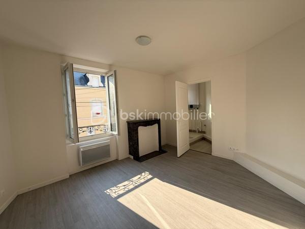 Immeuble de rapport – 7 logements – Le Mans Gare – 415 000 €

Un dossier complet est disponible sur simple demande avant toute visite  : diagnostics techniques, vidéo et photos suplementaires du logement ainsi que l’ensemble des documents relatifs à l’immeuble. Une transparence totale pour un projet d’achat sécurisé.

À seulement 2 minutes à pied de la gare du Mans à coté de plusieurs écoles privés ( communication etc )  et à proximité immédiate du tramway, découvrez cet immeuble de rapport entièrement libre de toute occupation, idéal pour un investisseur souhaitant constituer ou développer son patrimoine.

D’une superficie d’environ 142 m², l’immeuble se compose de 7 logements répartis sur trois niveaux :

Rdc
10,82 M2 DPE D
16,24 M2 DPE E
19,14 M2 DPE D 

1er
28,33 M2 DPE C 
27,59 M2 DPE E 

2eme 
25,77 M2 au sol 20,01 M2 habitable DPE D 
21,82 M2 DPE F  

Tf 2516€

Rez-de-chaussée :

* Une entrée commune avec dégagement, couloir, placard et escalier.
* Trois studios, chacun comprenant une pièce principale et une salle d’eau avec WC.

1er étage :

* Deux appartements de type T2, composés d’une cuisine, d’une pièce principale et d’une salle d’eau avec WC (dont un avec WC indépendant).

2e étage :

* Deux studios comprenant chacun une pièce principale et une salle d’eau avec WC.

Les atouts de ce bien :

* Immeuble entièrement vacant, idéal pour choisir librement votre stratégie locative.
* Chauffage électrique individuel - compteurs électriques individuels 
* Aucun gros travaux à prévoir.
* Un simple rafraîchissement des parties communes est à envisager.
* Secteur recherché, à proximité immédiate des transports, commerces et de la gare.

Cet immeuble représente une belle opportunité d’investissement,

Prix : 415 000 €
Taxe foncière : 2516 euros 
Loyers envisageable : 3100 euros sur la totalité de l’immeuble

Pour plus d’informations ou pour organiser une visite, contactez-moi.
J’accompagne mes clients, dont plusieurs disposent déjà d’un financement fiable et assuré, dans leur recherche de biens au Mans et ses alentours. Je suis également à la recherche de nouveaux biens à vendre. Je rémunère mes apporteurs d’affaires et je travaille avec un réseau d’artisans ainsi qu’un courtier en financement afin de vous accompagner dans toutes les étapes de votre projet immobilier.
