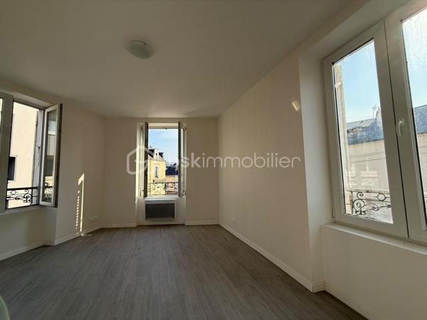 Immeuble de rapport – 7 logements – Le Mans Gare – 415 000 €

Un dossier complet est disponible sur simple demande avant toute visite  : diagnostics techniques, vidéo et photos suplementaires du logement ainsi que l’ensemble des documents relatifs à l’immeuble. Une transparence totale pour un projet d’achat sécurisé.

À seulement 2 minutes à pied de la gare du Mans à coté de plusieurs écoles privés ( communication etc )  et à proximité immédiate du tramway, découvrez cet immeuble de rapport entièrement libre de toute occupation, idéal pour un investisseur souhaitant constituer ou développer son patrimoine.

D’une superficie d’environ 142 m², l’immeuble se compose de 7 logements répartis sur trois niveaux :

Rdc
10,82 M2 DPE D
16,24 M2 DPE E
19,14 M2 DPE D 

1er
28,33 M2 DPE C 
27,59 M2 DPE E 

2eme 
25,77 M2 au sol 20,01 M2 habitable DPE D 
21,82 M2 DPE F  

Tf 2516€

Rez-de-chaussée :

* Une entrée commune avec dégagement, couloir, placard et escalier.
* Trois studios, chacun comprenant une pièce principale et une salle d’eau avec WC.

1er étage :

* Deux appartements de type T2, composés d’une cuisine, d’une pièce principale et d’une salle d’eau avec WC (dont un avec WC indépendant).

2e étage :

* Deux studios comprenant chacun une pièce principale et une salle d’eau avec WC.

Les atouts de ce bien :

* Immeuble entièrement vacant, idéal pour choisir librement votre stratégie locative.
* Chauffage électrique individuel - compteurs électriques individuels 
* Aucun gros travaux à prévoir.
* Un simple rafraîchissement des parties communes est à envisager.
* Secteur recherché, à proximité immédiate des transports, commerces et de la gare.

Cet immeuble représente une belle opportunité d’investissement,

Prix : 415 000 €
Taxe foncière : 2516 euros 
Loyers envisageable : 3100 euros sur la totalité de l’immeuble

Pour plus d’informations ou pour organiser une visite, contactez-moi.
J’accompagne mes clients, dont plusieurs disposent déjà d’un financement fiable et assuré, dans leur recherche de biens au Mans et ses alentours. Je suis également à la recherche de nouveaux biens à vendre. Je rémunère mes apporteurs d’affaires et je travaille avec un réseau d’artisans ainsi qu’un courtier en financement afin de vous accompagner dans toutes les étapes de votre projet immobilier.