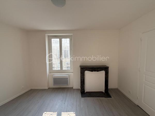 Immeuble de rapport – 7 logements – Le Mans Gare – 415 000 €

Un dossier complet est disponible sur simple demande avant toute visite  : diagnostics techniques, vidéo et photos suplementaires du logement ainsi que l’ensemble des documents relatifs à l’immeuble. Une transparence totale pour un projet d’achat sécurisé.

À seulement 2 minutes à pied de la gare du Mans à coté de plusieurs écoles privés ( communication etc )  et à proximité immédiate du tramway, découvrez cet immeuble de rapport entièrement libre de toute occupation, idéal pour un investisseur souhaitant constituer ou développer son patrimoine.

D’une superficie d’environ 142 m², l’immeuble se compose de 7 logements répartis sur trois niveaux :

Rdc
10,82 M2 DPE D
16,24 M2 DPE E
19,14 M2 DPE D 

1er
28,33 M2 DPE C 
27,59 M2 DPE E 

2eme 
25,77 M2 au sol 20,01 M2 habitable DPE D 
21,82 M2 DPE F  

Tf 2516€

Rez-de-chaussée :

* Une entrée commune avec dégagement, couloir, placard et escalier.
* Trois studios, chacun comprenant une pièce principale et une salle d’eau avec WC.

1er étage :

* Deux appartements de type T2, composés d’une cuisine, d’une pièce principale et d’une salle d’eau avec WC (dont un avec WC indépendant).

2e étage :

* Deux studios comprenant chacun une pièce principale et une salle d’eau avec WC.

Les atouts de ce bien :

* Immeuble entièrement vacant, idéal pour choisir librement votre stratégie locative.
* Chauffage électrique individuel - compteurs électriques individuels 
* Aucun gros travaux à prévoir.
* Un simple rafraîchissement des parties communes est à envisager.
* Secteur recherché, à proximité immédiate des transports, commerces et de la gare.

Cet immeuble représente une belle opportunité d’investissement,

Prix : 415 000 €
Taxe foncière : 2516 euros 
Loyers envisageable : 3100 euros sur la totalité de l’immeuble

Pour plus d’informations ou pour organiser une visite, contactez-moi.
J’accompagne mes clients, dont plusieurs disposent déjà d’un financement fiable et assuré, dans leur recherche de biens au Mans et ses alentours. Je suis également à la recherche de nouveaux biens à vendre. Je rémunère mes apporteurs d’affaires et je travaille avec un réseau d’artisans ainsi qu’un courtier en financement afin de vous accompagner dans toutes les étapes de votre projet immobilier.