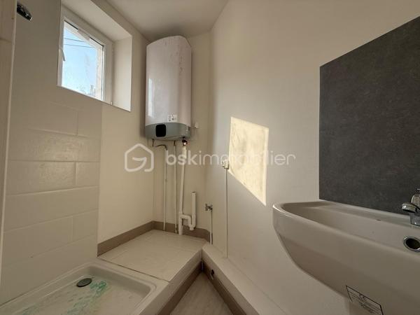 Immeuble de rapport – 7 logements – Le Mans Gare – 415 000 €

Un dossier complet est disponible sur simple demande avant toute visite  : diagnostics techniques, vidéo et photos suplementaires du logement ainsi que l’ensemble des documents relatifs à l’immeuble. Une transparence totale pour un projet d’achat sécurisé.

À seulement 2 minutes à pied de la gare du Mans à coté de plusieurs écoles privés ( communication etc )  et à proximité immédiate du tramway, découvrez cet immeuble de rapport entièrement libre de toute occupation, idéal pour un investisseur souhaitant constituer ou développer son patrimoine.

D’une superficie d’environ 142 m², l’immeuble se compose de 7 logements répartis sur trois niveaux :

Rdc
10,82 M2 DPE D
16,24 M2 DPE E
19,14 M2 DPE D 

1er
28,33 M2 DPE C 
27,59 M2 DPE E 

2eme 
25,77 M2 au sol 20,01 M2 habitable DPE D 
21,82 M2 DPE F  

Tf 2516€

Rez-de-chaussée :

* Une entrée commune avec dégagement, couloir, placard et escalier.
* Trois studios, chacun comprenant une pièce principale et une salle d’eau avec WC.

1er étage :

* Deux appartements de type T2, composés d’une cuisine, d’une pièce principale et d’une salle d’eau avec WC (dont un avec WC indépendant).

2e étage :

* Deux studios comprenant chacun une pièce principale et une salle d’eau avec WC.

Les atouts de ce bien :

* Immeuble entièrement vacant, idéal pour choisir librement votre stratégie locative.
* Chauffage électrique individuel - compteurs électriques individuels 
* Aucun gros travaux à prévoir.
* Un simple rafraîchissement des parties communes est à envisager.
* Secteur recherché, à proximité immédiate des transports, commerces et de la gare.

Cet immeuble représente une belle opportunité d’investissement,

Prix : 415 000 €
Taxe foncière : 2516 euros 
Loyers envisageable : 3100 euros sur la totalité de l’immeuble

Pour plus d’informations ou pour organiser une visite, contactez-moi.
J’accompagne mes clients, dont plusieurs disposent déjà d’un financement fiable et assuré, dans leur recherche de biens au Mans et ses alentours. Je suis également à la recherche de nouveaux biens à vendre. Je rémunère mes apporteurs d’affaires et je travaille avec un réseau d’artisans ainsi qu’un courtier en financement afin de vous accompagner dans toutes les étapes de votre projet immobilier.