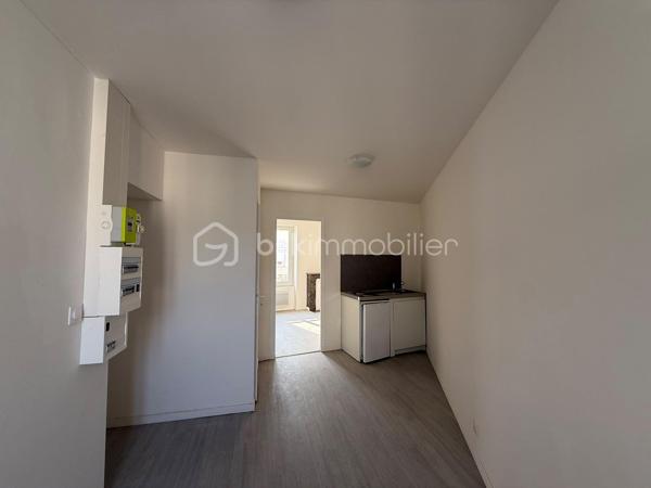 Immeuble de rapport – 7 logements – Le Mans Gare – 415 000 €

Un dossier complet est disponible sur simple demande avant toute visite  : diagnostics techniques, vidéo et photos suplementaires du logement ainsi que l’ensemble des documents relatifs à l’immeuble. Une transparence totale pour un projet d’achat sécurisé.

À seulement 2 minutes à pied de la gare du Mans à coté de plusieurs écoles privés ( communication etc )  et à proximité immédiate du tramway, découvrez cet immeuble de rapport entièrement libre de toute occupation, idéal pour un investisseur souhaitant constituer ou développer son patrimoine.

D’une superficie d’environ 142 m², l’immeuble se compose de 7 logements répartis sur trois niveaux :

Rdc
10,82 M2 DPE D
16,24 M2 DPE E
19,14 M2 DPE D 

1er
28,33 M2 DPE C 
27,59 M2 DPE E 

2eme 
25,77 M2 au sol 20,01 M2 habitable DPE D 
21,82 M2 DPE F  

Tf 2516€

Rez-de-chaussée :

* Une entrée commune avec dégagement, couloir, placard et escalier.
* Trois studios, chacun comprenant une pièce principale et une salle d’eau avec WC.

1er étage :

* Deux appartements de type T2, composés d’une cuisine, d’une pièce principale et d’une salle d’eau avec WC (dont un avec WC indépendant).

2e étage :

* Deux studios comprenant chacun une pièce principale et une salle d’eau avec WC.

Les atouts de ce bien :

* Immeuble entièrement vacant, idéal pour choisir librement votre stratégie locative.
* Chauffage électrique individuel - compteurs électriques individuels 
* Aucun gros travaux à prévoir.
* Un simple rafraîchissement des parties communes est à envisager.
* Secteur recherché, à proximité immédiate des transports, commerces et de la gare.

Cet immeuble représente une belle opportunité d’investissement,

Prix : 415 000 €
Taxe foncière : 2516 euros 
Loyers envisageable : 3100 euros sur la totalité de l’immeuble

Pour plus d’informations ou pour organiser une visite, contactez-moi.
J’accompagne mes clients, dont plusieurs disposent déjà d’un financement fiable et assuré, dans leur recherche de biens au Mans et ses alentours. Je suis également à la recherche de nouveaux biens à vendre. Je rémunère mes apporteurs d’affaires et je travaille avec un réseau d’artisans ainsi qu’un courtier en financement afin de vous accompagner dans toutes les étapes de votre projet immobilier.
