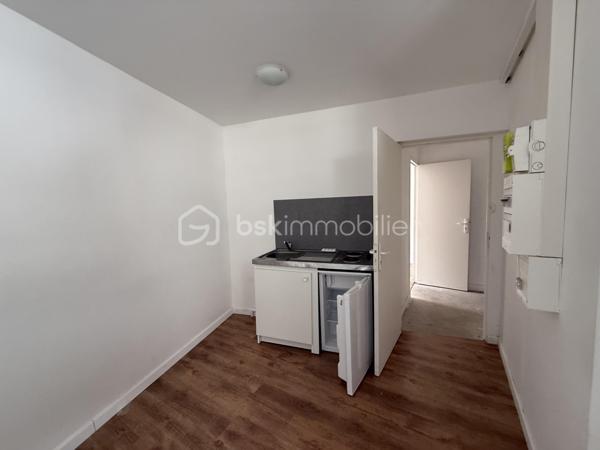 Immeuble de rapport – 7 logements – Le Mans Gare – 415 000 €

Un dossier complet est disponible sur simple demande avant toute visite  : diagnostics techniques, vidéo et photos suplementaires du logement ainsi que l’ensemble des documents relatifs à l’immeuble. Une transparence totale pour un projet d’achat sécurisé.

À seulement 2 minutes à pied de la gare du Mans à coté de plusieurs écoles privés ( communication etc )  et à proximité immédiate du tramway, découvrez cet immeuble de rapport entièrement libre de toute occupation, idéal pour un investisseur souhaitant constituer ou développer son patrimoine.

D’une superficie d’environ 142 m², l’immeuble se compose de 7 logements répartis sur trois niveaux :

Rdc
10,82 M2 DPE D
16,24 M2 DPE E
19,14 M2 DPE D 

1er
28,33 M2 DPE C 
27,59 M2 DPE E 

2eme 
25,77 M2 au sol 20,01 M2 habitable DPE D 
21,82 M2 DPE F  

Tf 2516€

Rez-de-chaussée :

* Une entrée commune avec dégagement, couloir, placard et escalier.
* Trois studios, chacun comprenant une pièce principale et une salle d’eau avec WC.

1er étage :

* Deux appartements de type T2, composés d’une cuisine, d’une pièce principale et d’une salle d’eau avec WC (dont un avec WC indépendant).

2e étage :

* Deux studios comprenant chacun une pièce principale et une salle d’eau avec WC.

Les atouts de ce bien :

* Immeuble entièrement vacant, idéal pour choisir librement votre stratégie locative.
* Chauffage électrique individuel - compteurs électriques individuels 
* Aucun gros travaux à prévoir.
* Un simple rafraîchissement des parties communes est à envisager.
* Secteur recherché, à proximité immédiate des transports, commerces et de la gare.

Cet immeuble représente une belle opportunité d’investissement,

Prix : 415 000 €
Taxe foncière : 2516 euros 
Loyers envisageable : 3100 euros sur la totalité de l’immeuble

Pour plus d’informations ou pour organiser une visite, contactez-moi.
J’accompagne mes clients, dont plusieurs disposent déjà d’un financement fiable et assuré, dans leur recherche de biens au Mans et ses alentours. Je suis également à la recherche de nouveaux biens à vendre. Je rémunère mes apporteurs d’affaires et je travaille avec un réseau d’artisans ainsi qu’un courtier en financement afin de vous accompagner dans toutes les étapes de votre projet immobilier.