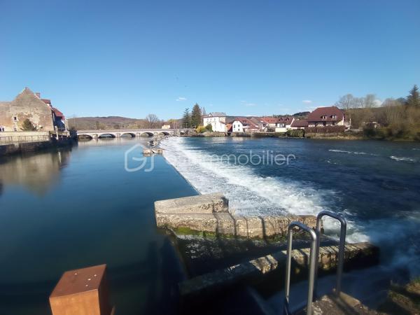 Très rare, et si vous faisiez le choix de la qualité de vie?  plongez dans une parenthèse de calme,  centre du village, tout les commerces à  proximité,   en dernier étage, combles aménageables brut  d'une surface d'environ 200m2 utiles et environ 100m2  habitable, avec possible de faire un grand appartement T5 et un T2 a votre convenance ou tout simplement un grand appartement , pour information charpente et toiture changé intégralement  il y a 10 ans, et en annexe une grande cave vouté en pierres d'environ 60m2, + un espace pour stockage ou VTT, honoraires inclus charge vendeur.
Un superbe projet de par son emplacement et un grand confort de vie avec sa vue magnifique sur le village et l'eau orienté sud, un cadre de vie privilégié, pour sa résidence principale ou pour investisseur , village touristique.
Pour information, les photos en annonce sont du home-staging virtuel d'aménagement intérieur, pour avoir un visuel meublé.
Renseignements et rendez vous du lundi au samedi de 8h à 20 h au 0612990944.