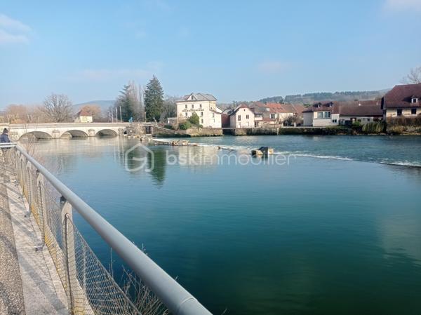 Très rare, et si vous faisiez le choix de la qualité de vie?  plongez dans une parenthèse de calme,  centre du village, tout les commerces à  proximité,   en dernier étage, combles aménageables brut  d'une surface d'environ 200m2 utiles et environ 100m2  habitable, avec possible de faire un grand appartement T5 et un T2 a votre convenance ou tout simplement un grand appartement , pour information charpente et toiture changé intégralement  il y a 10 ans, et en annexe une grande cave vouté en pierres d'environ 60m2, + un espace pour stockage ou VTT, honoraires inclus charge vendeur.
Un superbe projet de par son emplacement et un grand confort de vie avec sa vue magnifique sur le village et l'eau orienté sud, un cadre de vie privilégié, pour sa résidence principale ou pour investisseur , village touristique.
Pour information, les photos en annonce sont du home-staging virtuel d'aménagement intérieur, pour avoir un visuel meublé.
Renseignements et rendez vous du lundi au samedi de 8h à 20 h au 0612990944.