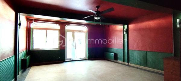 Immeuble commercial de 645 m²