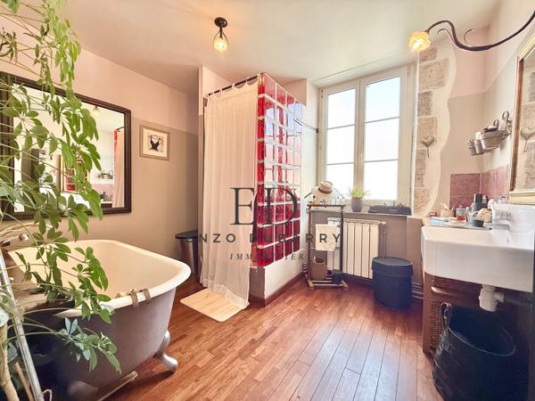 Maison
         8 pièces
        - 180 m² Bien prestige 688 000 € *
