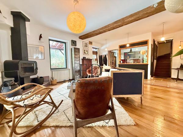 Maison
         8 pièces
        - 180 m² Bien prestige 688 000 € *