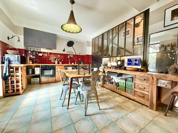 Maison
         8 pièces
        - 180 m² Bien prestige 688 000 € *
