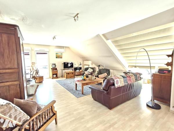 A VENRE ACORMONTREUIL -  Appartement au dernier étage de 119m² avec garage