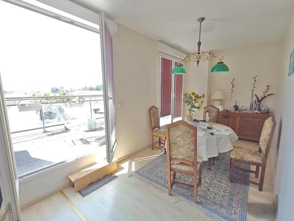 A VENRE ACORMONTREUIL -  Appartement au dernier étage de 119m² avec garage
