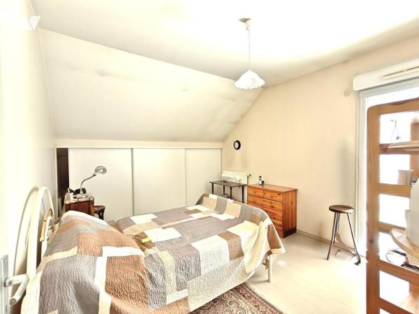 A VENRE ACORMONTREUIL -  Appartement au dernier étage de 119m² avec garage