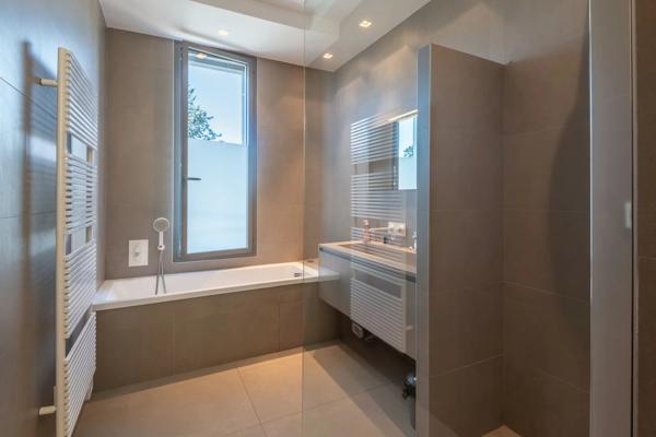 Exclusivité - Saint Cyr au Mont d'Or - Maison contemporaine - Terrain de 1378m² - Piscine - 4 chambres