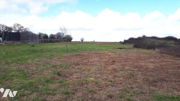 A vendre à VALENCE EN POITOU, COUHE, Un terrain à Bâtir