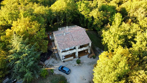 Villa à vendre à Saint Maximin la Sainte Baume au calme avec piscine, garage. Fort potentiel locatif.