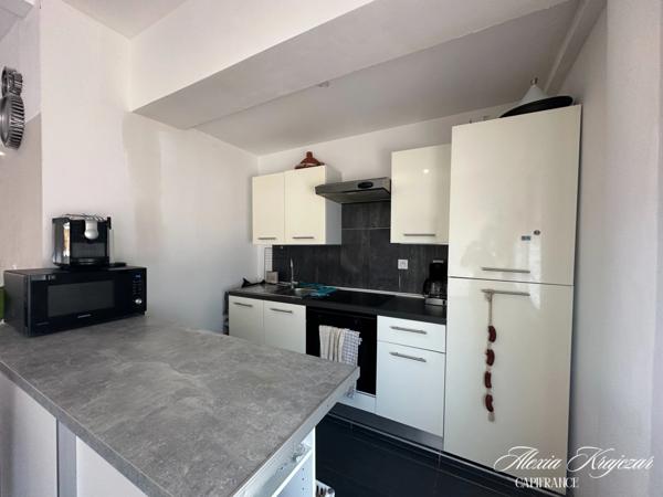 A VENDRE - Immeuble de rapport en monopropriété - 3 logements avec extérieurs privatifs - Emplacement de snacking à exploiter - BÉZIERS (34)