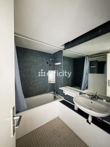 Appartement
         1 pièce
        - 28 m² 225 000 € *