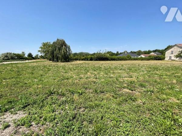 A VENDRE, à 30 min de REIMS, à 5 min de l'axe routier entre REIMS et RETHEL à ALINCOURT, deux p...