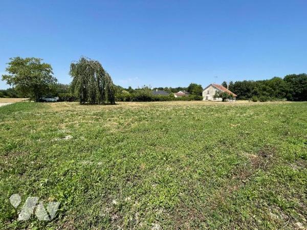 A VENDRE, à 30 min de REIMS, à 5 min de l'axe routier entre REIMS et RETHEL à ALINCOURT, deux p...