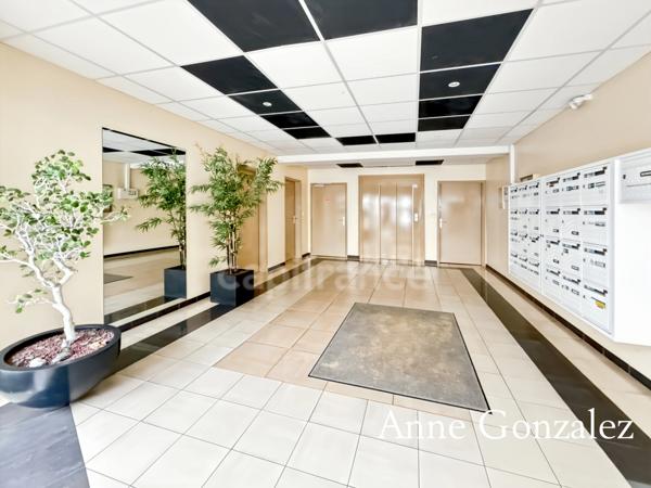ORLEANS CENTRE derrière la médiathèque et proche de la gara à vendre el appartement T3 avec terrasse, jardin privatif clos et arboré et une place de parking sécurisé